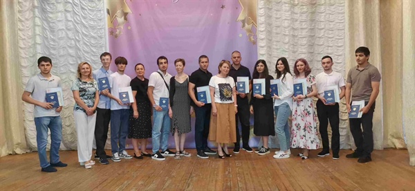 Выпускникам колледжа СКГМИ вручили дипломы