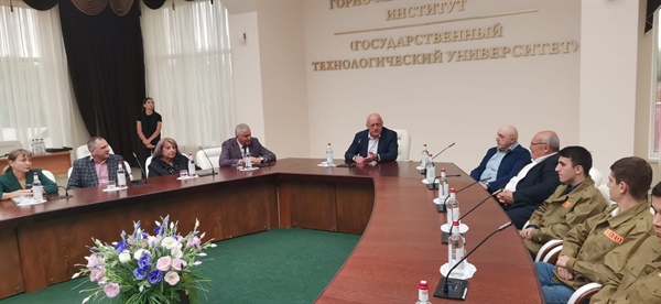 В рамках запланированных встреч студентов с известными выпускниками СКГМИ университет посетил член Совета Федерации Федерального собрания Российской Федерации Таймураз Мамсуров