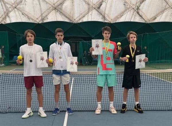 Уверенная победа на теннисном корте!