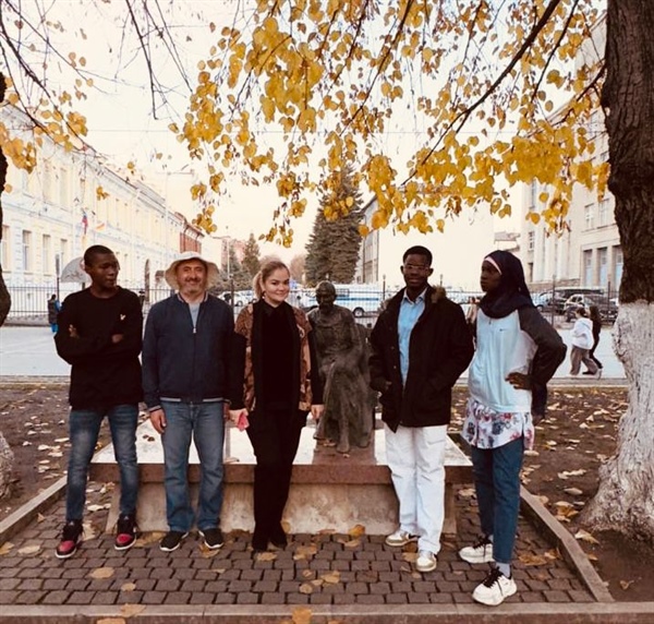 Активисты Центра социкультурной адаптации для иностранных студентов и лиц без гражданства СКГМИ(ГТУ)  совместно с МБОУ Гимназия №5 им. А.В. Луначарского организовали обзорную экскурсию по Владикавказу