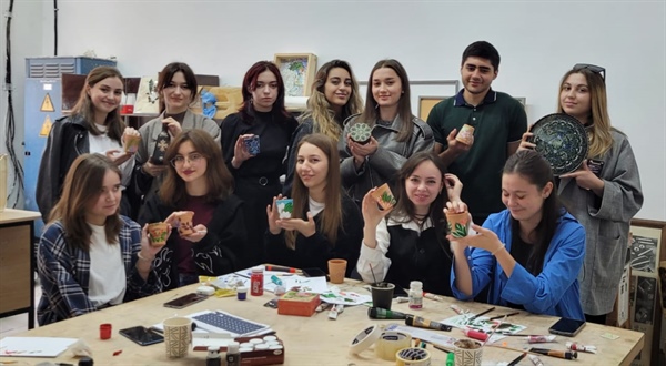 В СКГМИ провели мастер-класс по акрилу