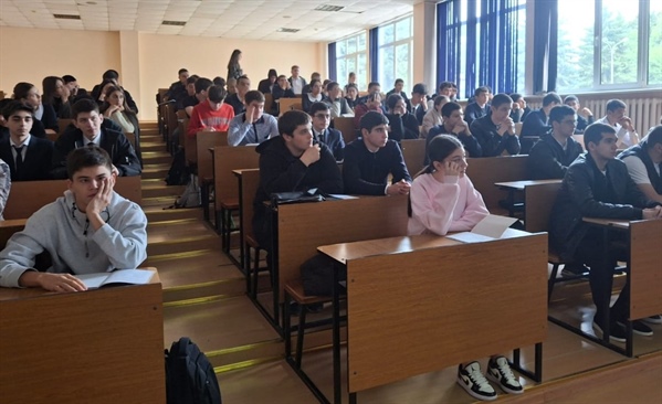 Школьники погрузились в мир физики и ИИ!