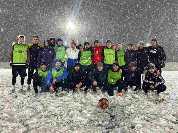 Битва Поколений: Молодежь СКГМИ/Футбольного клуба вырвала победу у ветеранов в зимнем товарищеском матче