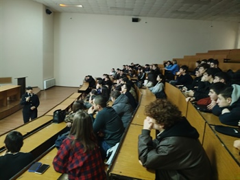 В СКГМИ обсудили безопасность на дорогах: студенты колледжа встретились с инспектором ГИБДД