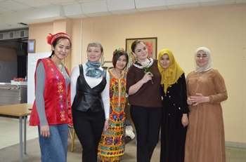 Вкус дружбы - иностранные студенты СКГМИ угостили ректора национальными блюдами