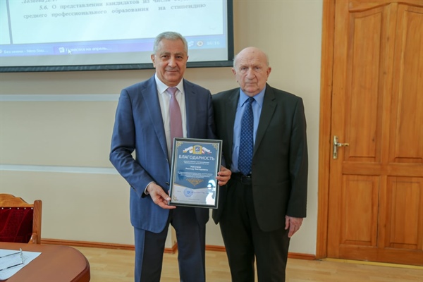 Ректор СКГМИ Дзамболат Камболов поздравил заслуженных юбиляров университета