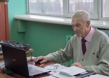 Поздравляем с 80-летним юбилеем профессора кафедры «Промышленная электроника» Валерия Васильевича Хмара!