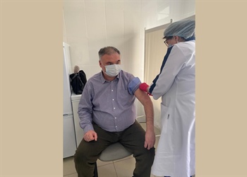 Ректор СКГМИ Юрий Дмитрак сделал прививку от коронавирусной инфекции